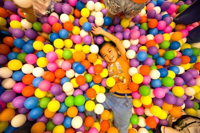 我再也不会带孩子去玩儿海洋球池了