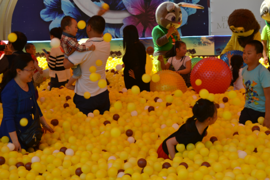 紫微台百万海洋球 掀全民狂欢潮