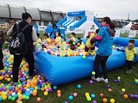 孩子们在畅游海洋球环节遭遇阻碍