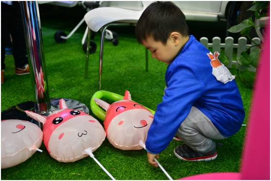 精彩回顾 驴悦亲子受邀亲子嘉年华,房车参观,幸运转盘,现场人气爆棚